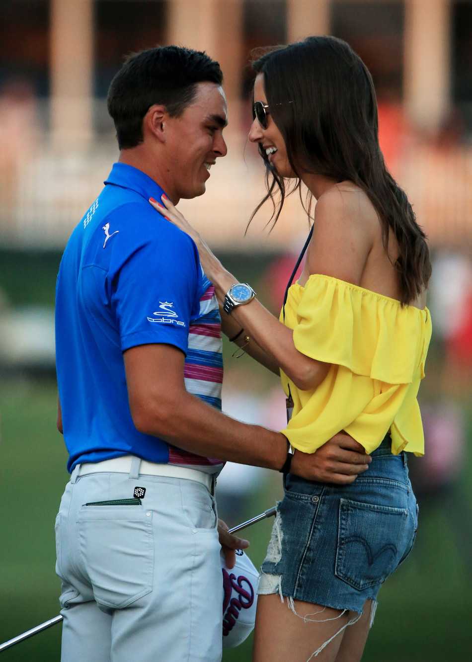 福勒的母亲赶到现场，与儿子深情拥抱，母亲节的陪伴意义非凡