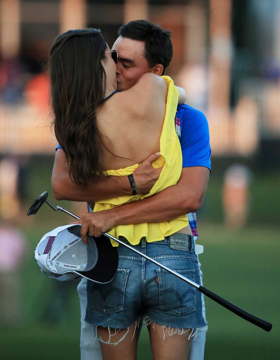 冠军福勒在镁光灯下高高举起球员锦标赛的水晶奖杯，荣耀加身