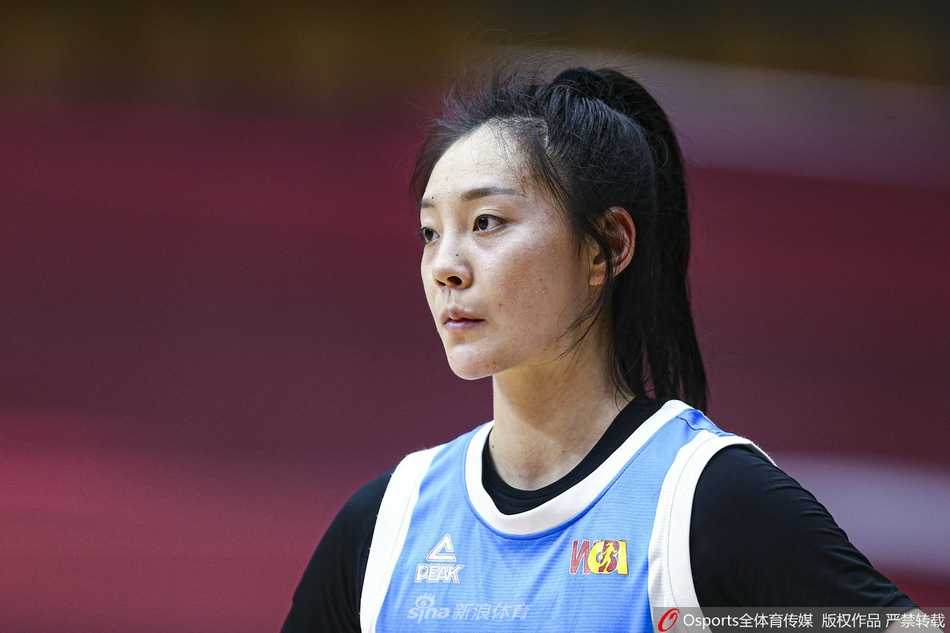 辽宁女篮队员高高跃起投篮，福建女篮球员飞身封盖，两人身体在空中对抗的瞬间充满张力