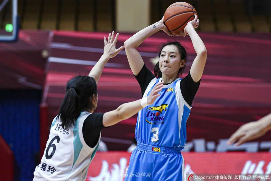 辽宁女篮球员快速持球推进发动快攻，福建女篮两名队员迅速回防，在身后紧追不舍形成攻防转换