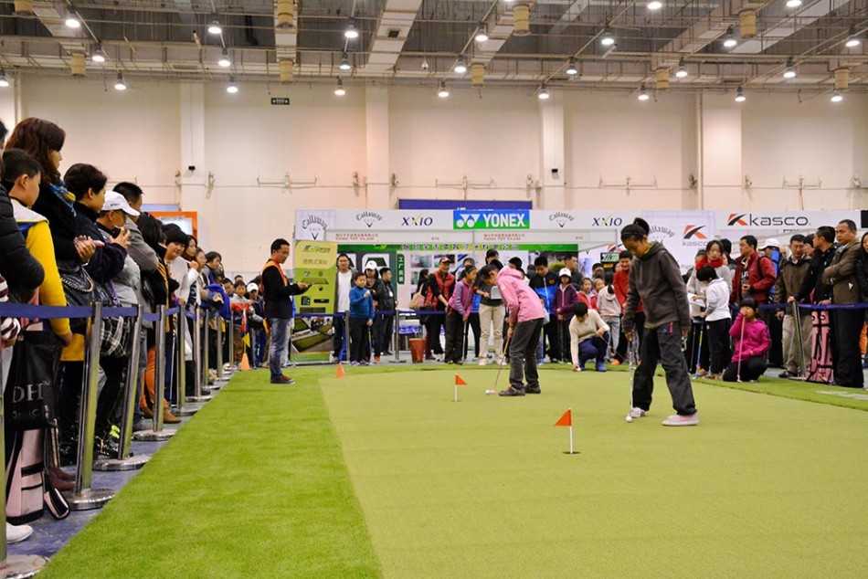 组委会负责人正庄重地将冠军奖杯递交给年轻冠军，两人双手共持奖杯，荣誉时刻被永恒定格。