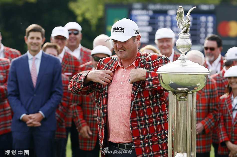 简森·科克拉克在决赛轮中屏息凝神，推出一记关键推杆，眼神中充满了对胜利的渴望。