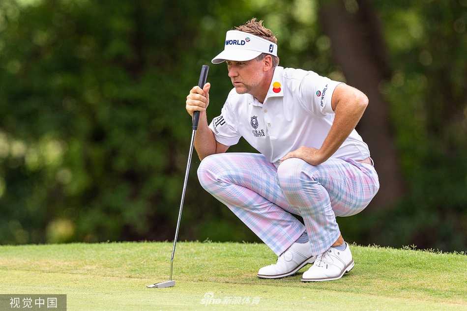 乔丹·斯皮思在赛后难掩失落，低头收拾球具，身后是庆祝胜利的人群，形成鲜明对比。