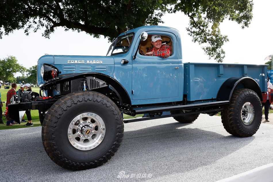 夕阳西下，殖民乡村俱乐部的第18洞全景，巨大的记分牌和聚集的观众见证着历史的诞生。