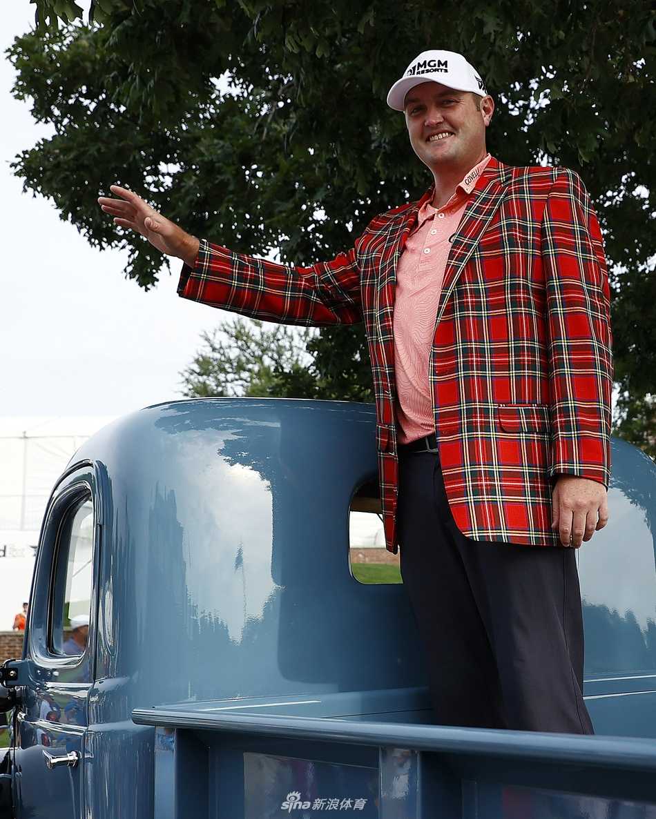 科克拉克与赛事嘉宾伊恩·保尔特在赛后轻松交谈，背景中古老的俱乐部建筑诉说着岁月的故事。