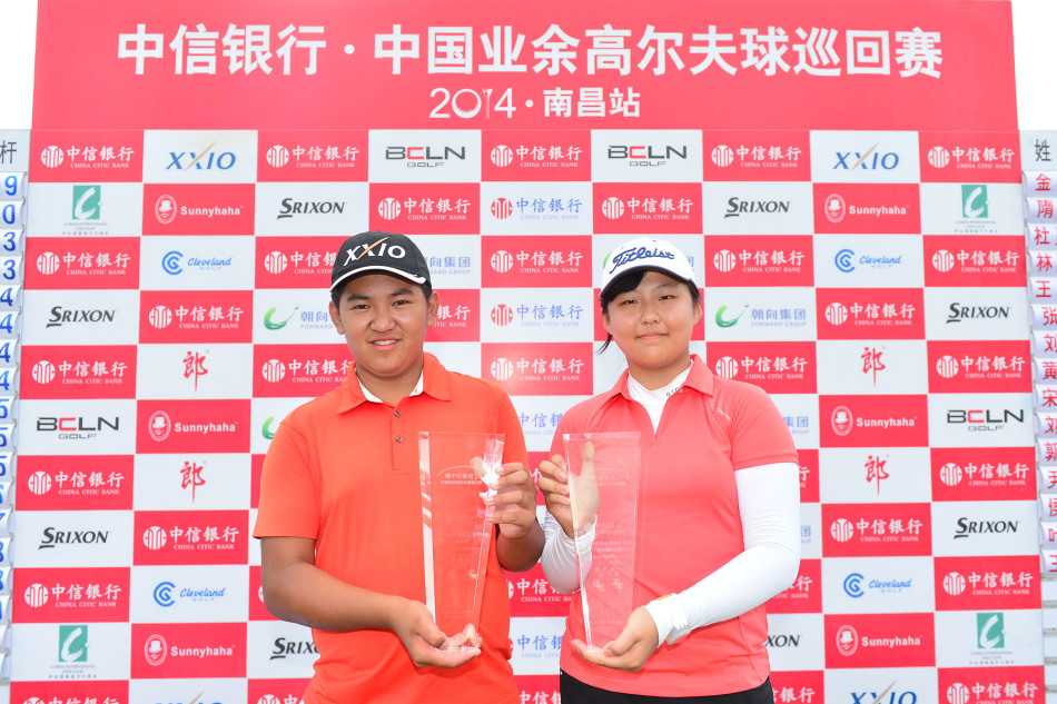 球员杜墨含在开阔的球道上优雅挥杆，白色小球划破长空飞向远方