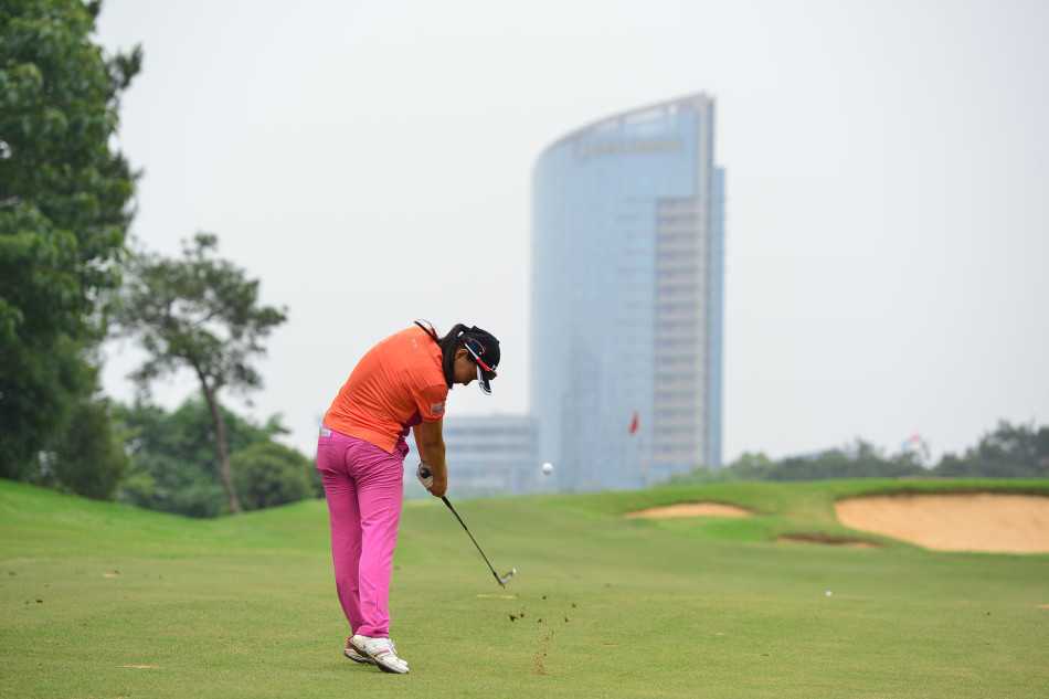 球员在树林边缘谨慎观察，以精妙的技巧将球从复杂地形中成功救出