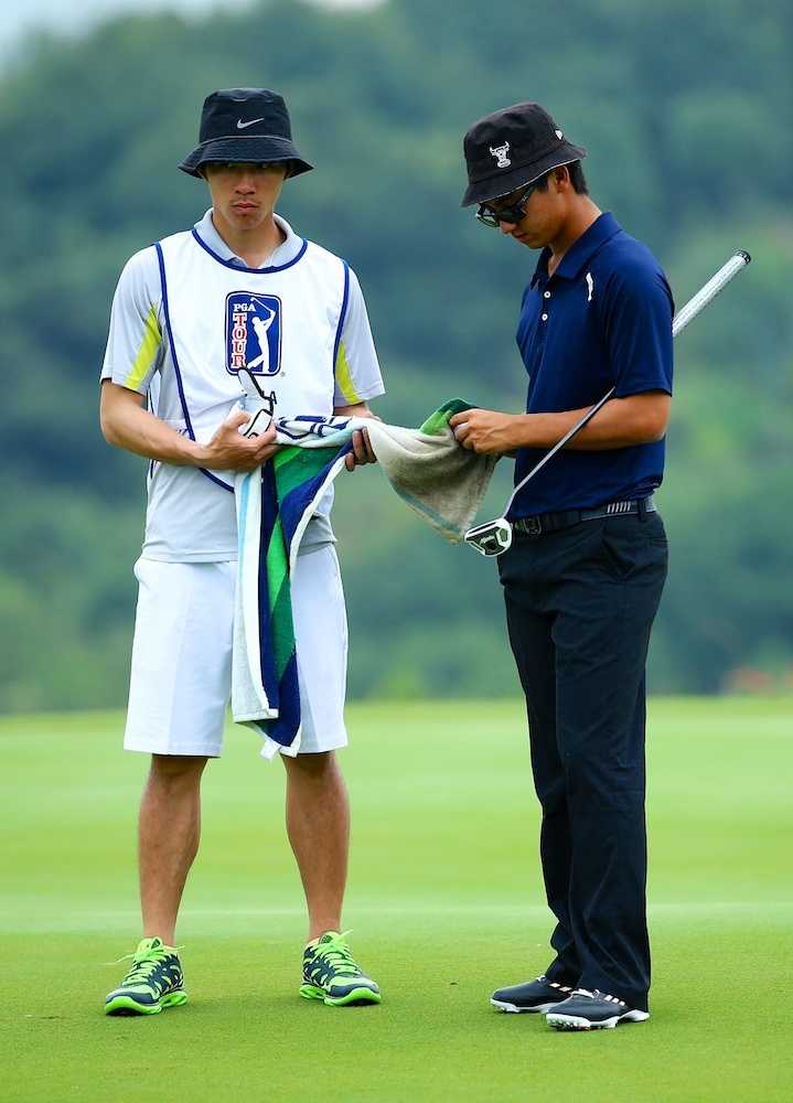 阳光下翠绿平整的果岭，球洞与旗帜静立，等待着球员们最关键的推击