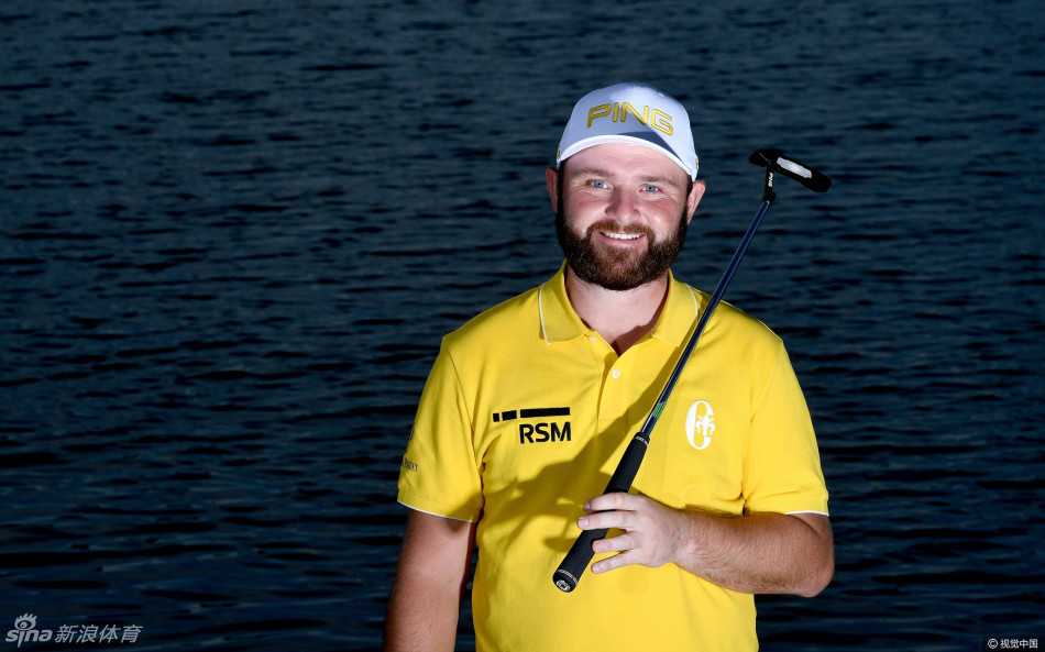 安迪·苏利文在比赛中露出标志性的灿烂笑容，仿佛阳光穿透云层，照亮了整个果岭。