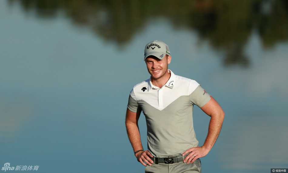 马修·菲茨帕特里克与球童在练习轮中并肩而行，认真探讨策略，对即将到来的大赛既充满期待又神情专注。