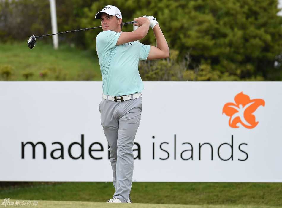 葡萄牙球员卡洛塔在沙坑中救球，沙粒飞溅，展现了她处理困难球位的技巧与决心。