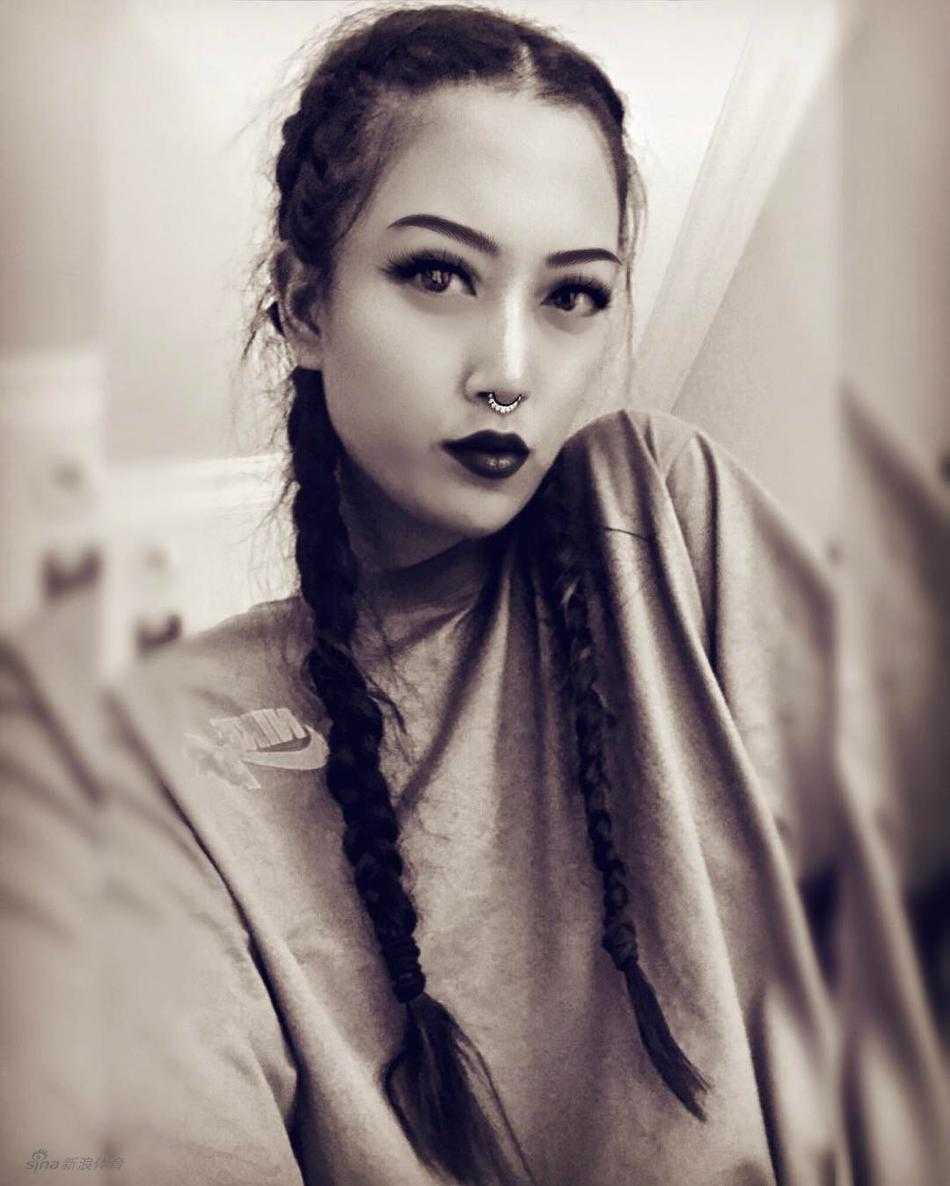 魏圣美对镜自拍，巧妙运用滤镜展现其活泼俏皮的另一面，笑容极具感染力。