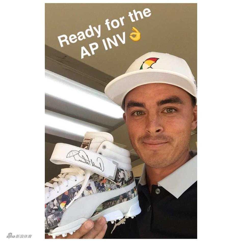 里奇·福勒向镜头展示其独特的特制高尔夫球鞋，鞋面设计鲜明，彰显其与众不同的个人风格。