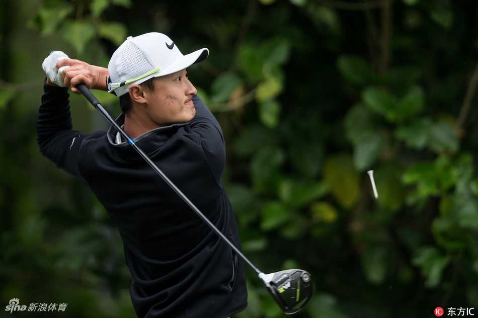 李昊桐在粉岭球场全神贯注地准备开球，动作舒展而充满力量，目光坚定地望向球道远方。