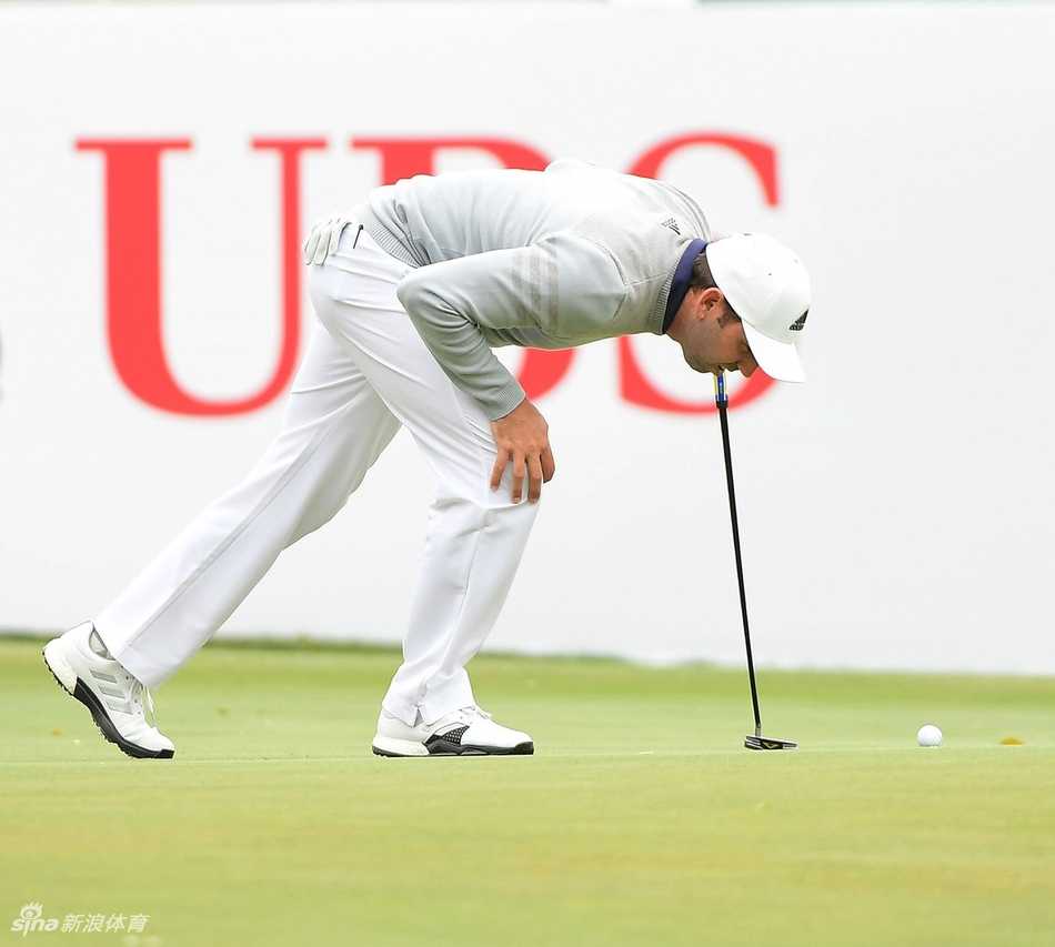 老将西蒙尼斯与球童在球道中并肩行走，热烈讨论着下一杆的策略，两人神情投入，默契十足。