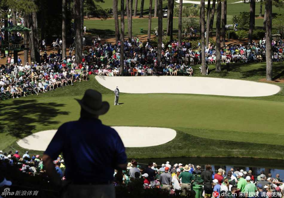 两位青少年粉丝兴奋地高举着麦克罗伊的签名旗帜，脸上写满了青春的激情和对偶像的纯粹热爱。