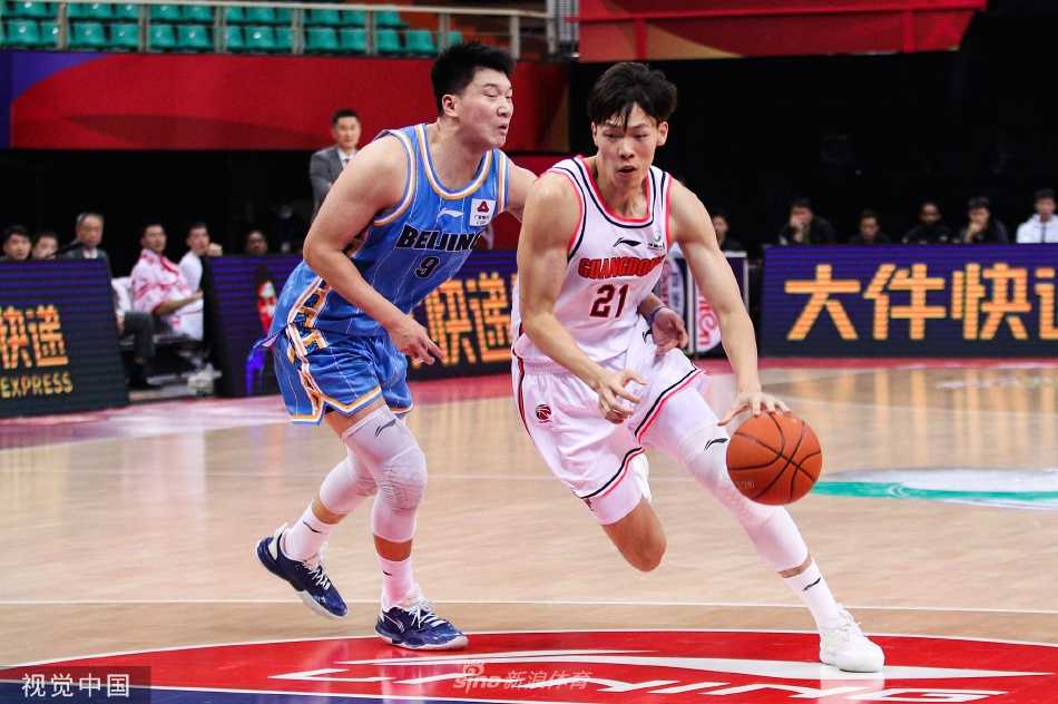 赵睿如一道白色闪电般抢断成功，迅速发动快攻，他眼前是开阔的球场，身后是追赶不及的首钢队员。