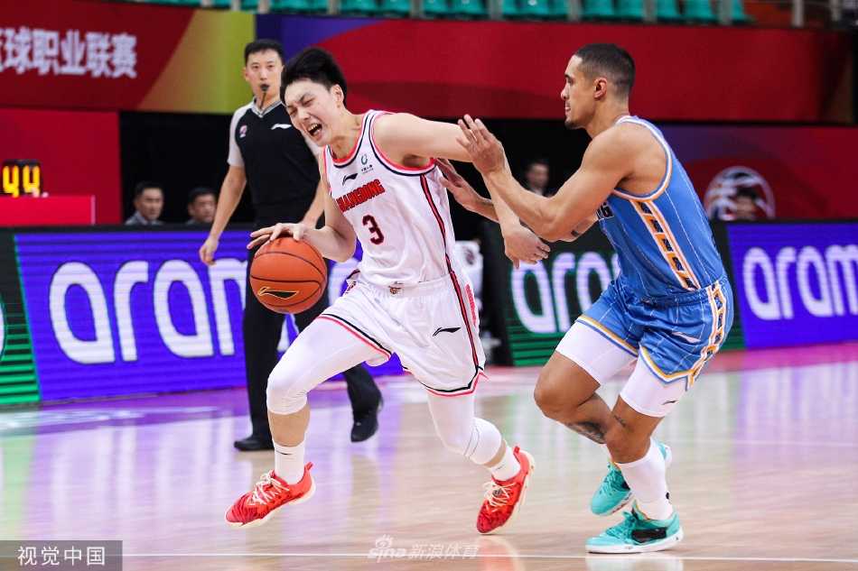 徐杰在人群中高高跃起，凭借敏锐的篮板嗅觉拼下一个宝贵的前场篮板，小个子也有大能量。