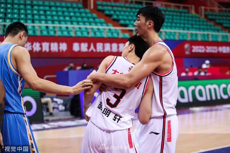 杜润旺在底角接球就投，篮球在空中划过一道完美弧线，应声入网，他稳稳落地的身姿如同狙击手般从容。