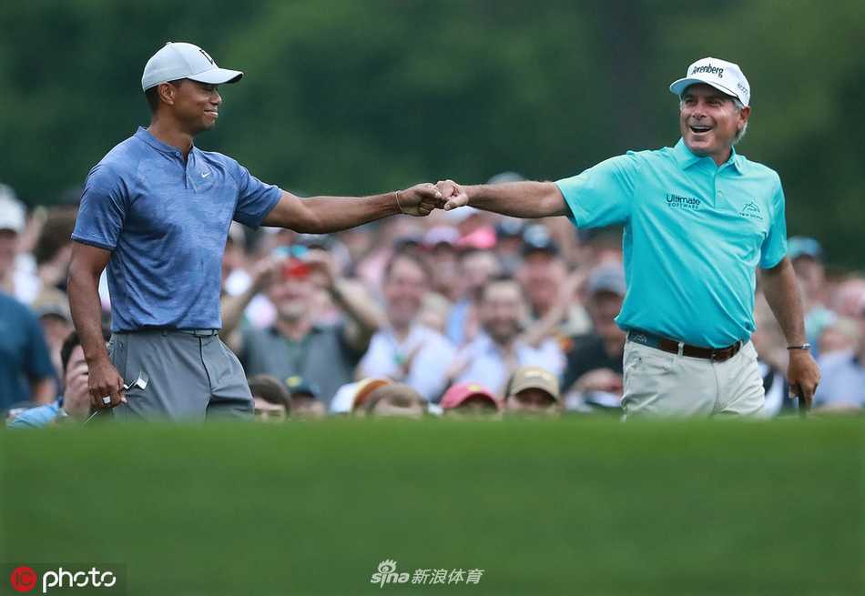 伍兹与同组球员在奥古斯塔著名的阿门角附近凝神思考，挑战这个球场上最变幻莫测的区域