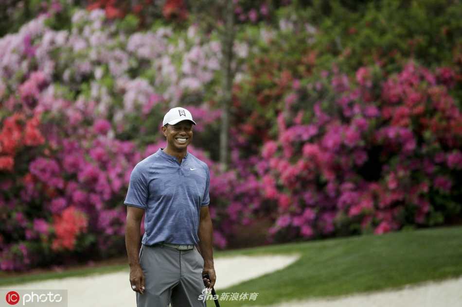 练习轮结束后伍兹离开球场，他回头望向奥古斯塔的赛场，眼神中充满对比赛的期待