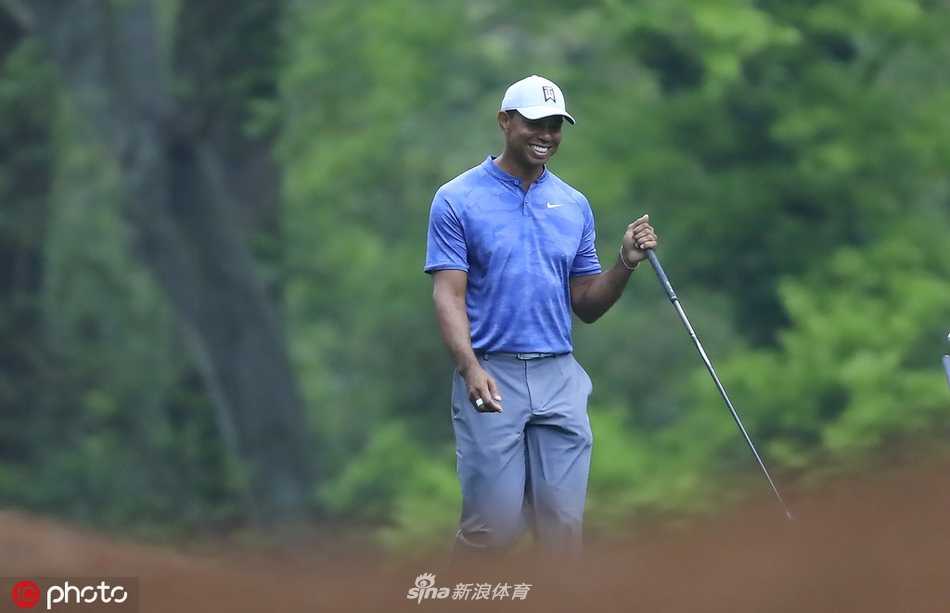 伍兹与老友弗雷德卡波斯在练习轮中轻松交谈，两人脸上带着笑容，尽显惺惺相惜之情