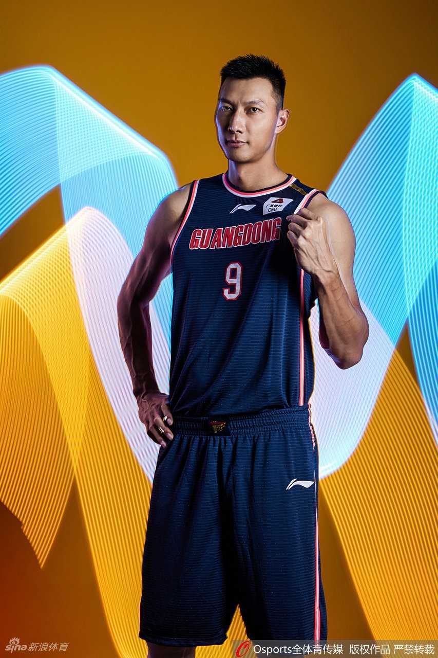 球队灵魂易建联稳坐前排C位，目光如炬凝视前方，周身散发着王者归来的沉稳霸气，身旁的队友如同众星捧月般围绕着他。