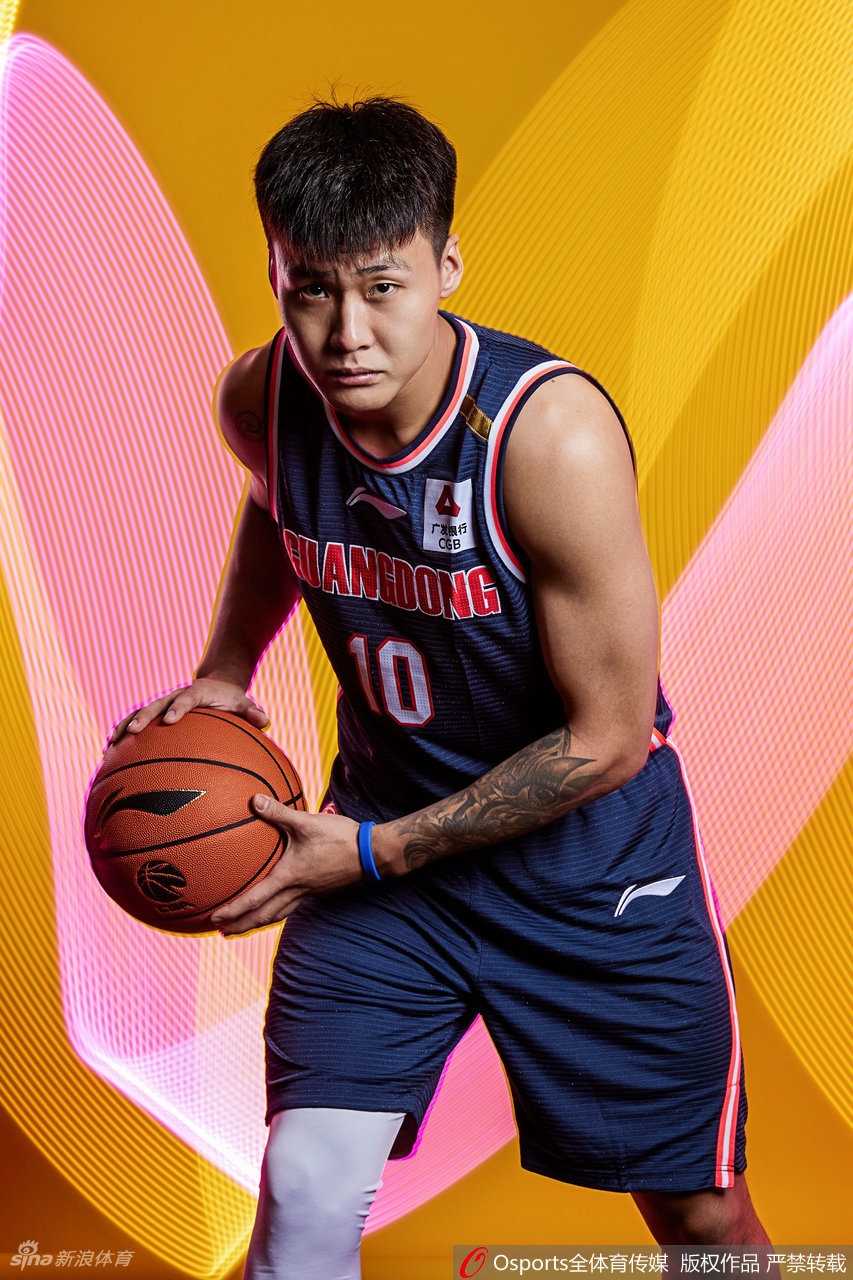 广东宏远全队大合照，易建联占据绝对C位，身后的教练组和队员们姿态各异，有的搞怪有的微笑，整个画面充满大家庭般的温馨与团结，展现出卫冕冠军的深厚底蕴。