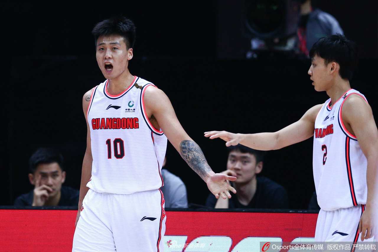 赵睿在哈德森头顶强行干拔三分，篮球划过一道彩虹直坠网心，身后的计分牌定格在26分