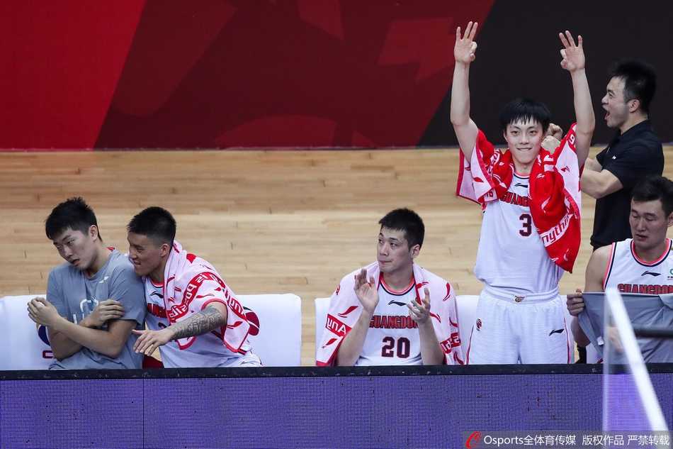 杜锋指导在场边怒发冲冠，一手握拳一手比划战术，即便领先30分他对细节的苛求依然没有停止，这才是冠军的底色