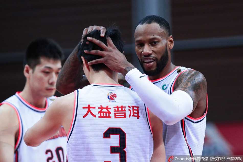 陶汉林在广东三人合围下依然强行将球砸进篮筐，他紧咬牙关的表情写满了不甘，这是山东队在内线最后的尊严