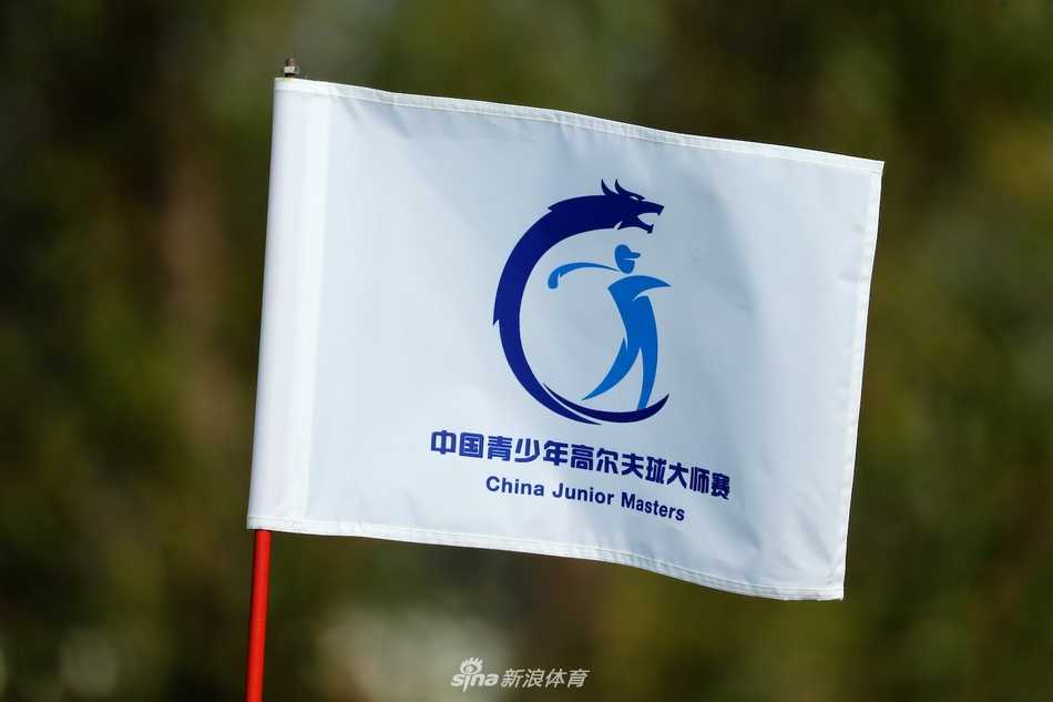 晨光中，杨杰铭侧身凝视远方果岭，手中的球杆与静谧的球场构成一幅充满希望的画卷