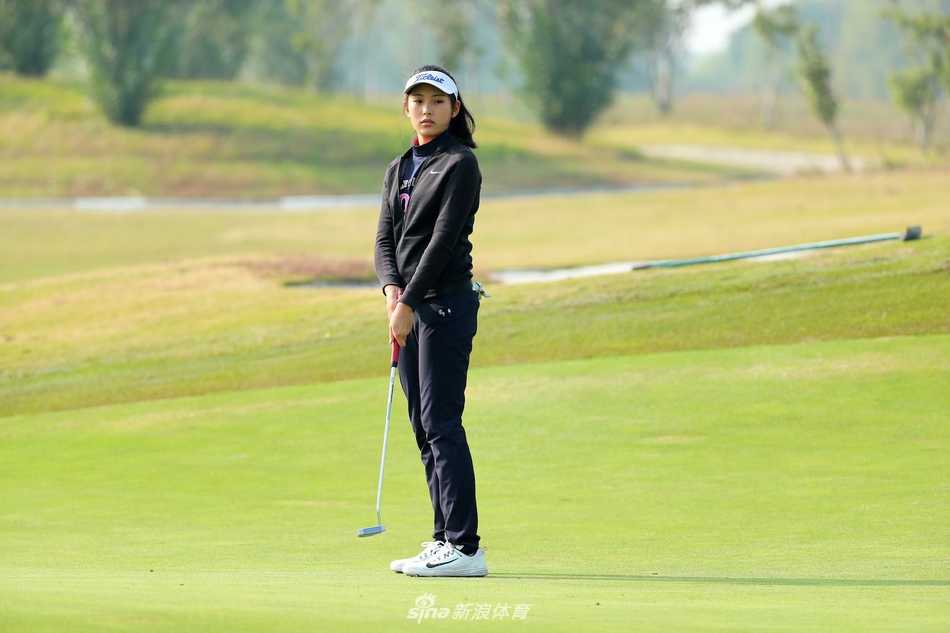 杨杰铭完成一次完美挥杆，白色小球划破长空，身影在广袤绿茵上舒展而充满力量