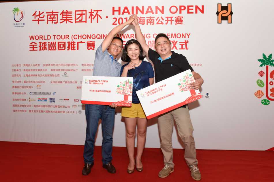 比赛开始前，球员们在发球区自信挥杆，小白球飞向广阔的球道，充满希望与力量。