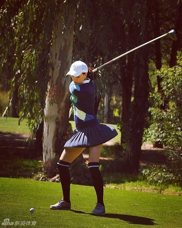 开球台上自信挥杆，整套动作行云流水，充满力量感