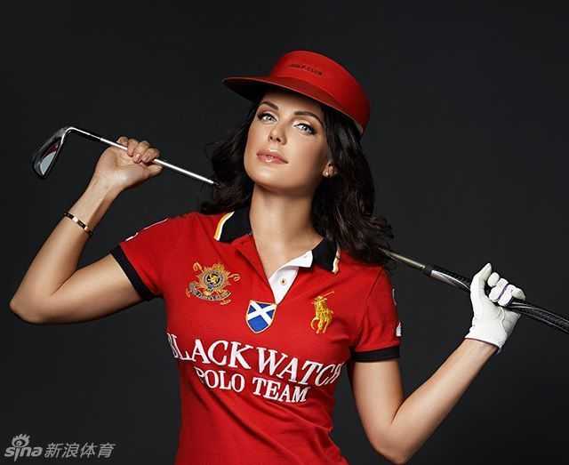 侧身凝思，微风轻拂发丝，尽显静谧而坚定的运动之美