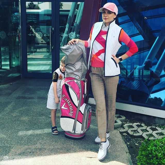 果岭边细致观察推杆线路，专注神情透露出对胜利的渴望