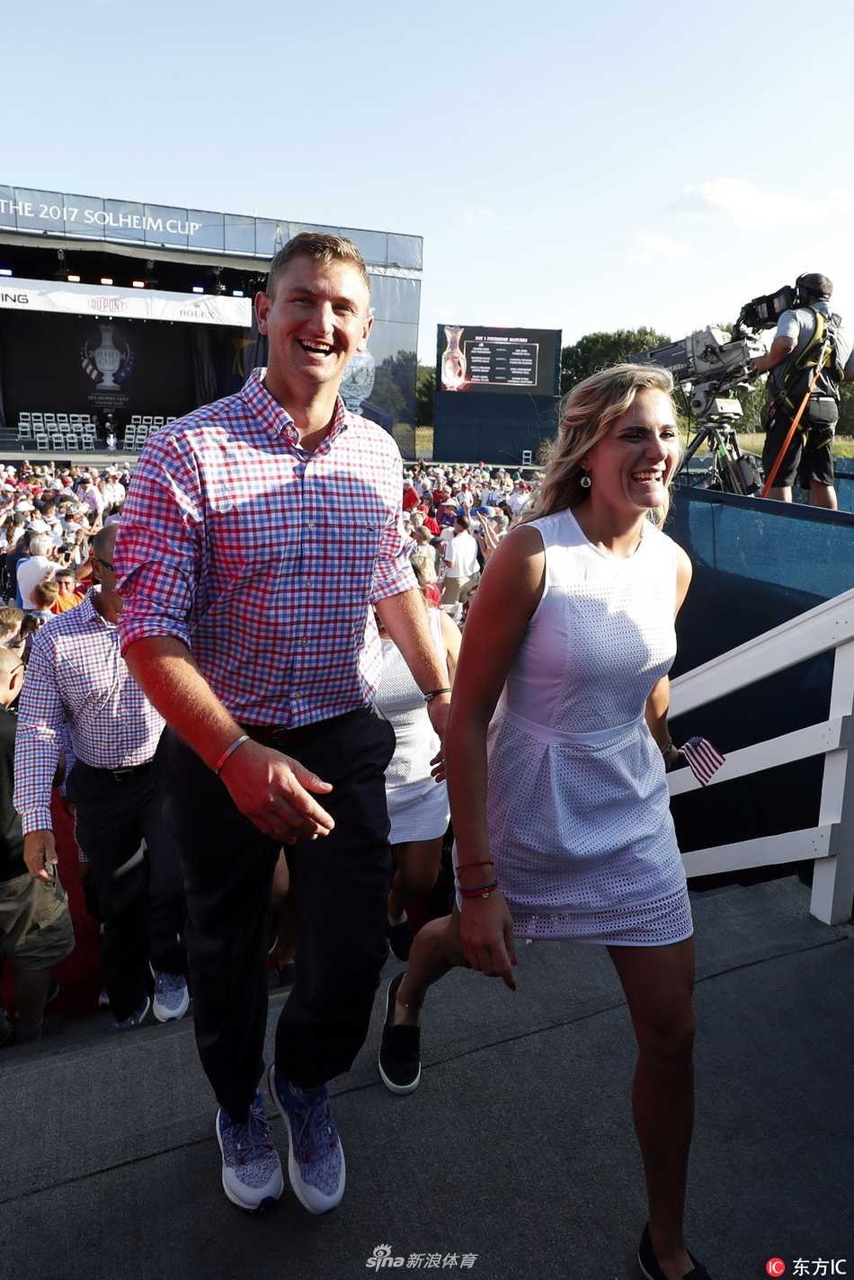 欧洲队传奇球星安妮卡·索伦斯坦姆在开幕式上向全队发表鼓舞人心的讲话，队员们全神贯注，蓝色的队服下是即将迸发的团队力量。