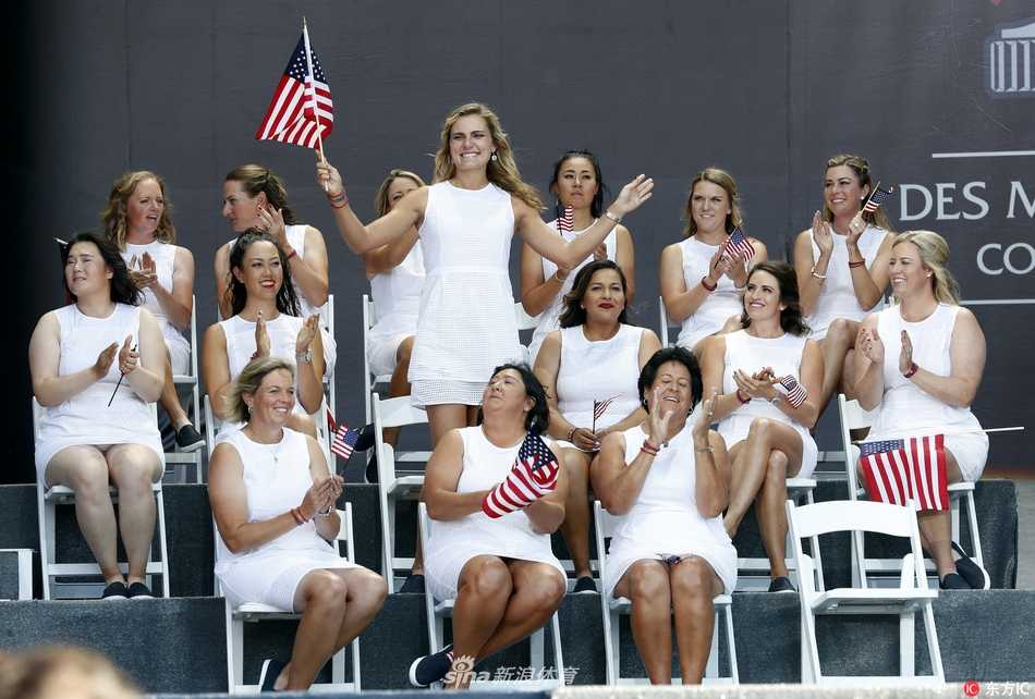 美国队队员米歇尔·魏与队友兴奋拥抱庆祝，脸上绽放着毫无保留的灿烂笑容，将开幕式的欢乐气氛推向高潮。