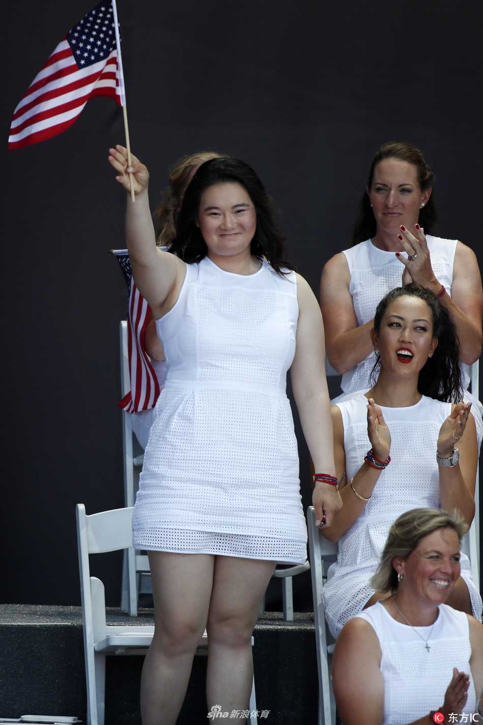 美国队老将克里斯蒂·克尔与年幼的儿子一同手执国旗庄严入场，温馨画面展现了体育精神的代际传承。