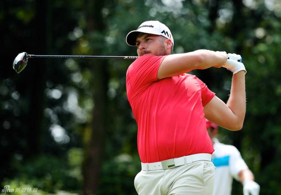 一位戴着遮阳帽的女性观众正凝神望向球场远方，她手扶着脸颊，神情专注，仿佛正在脑海中回放刚才比赛的精彩瞬间。