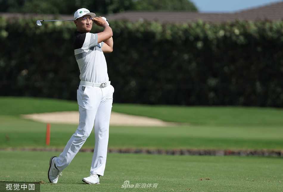 李昊桐在第十六洞果岭上面露遗憾，一次意外的双柏忌让紧张的比赛氛围瞬间凝聚