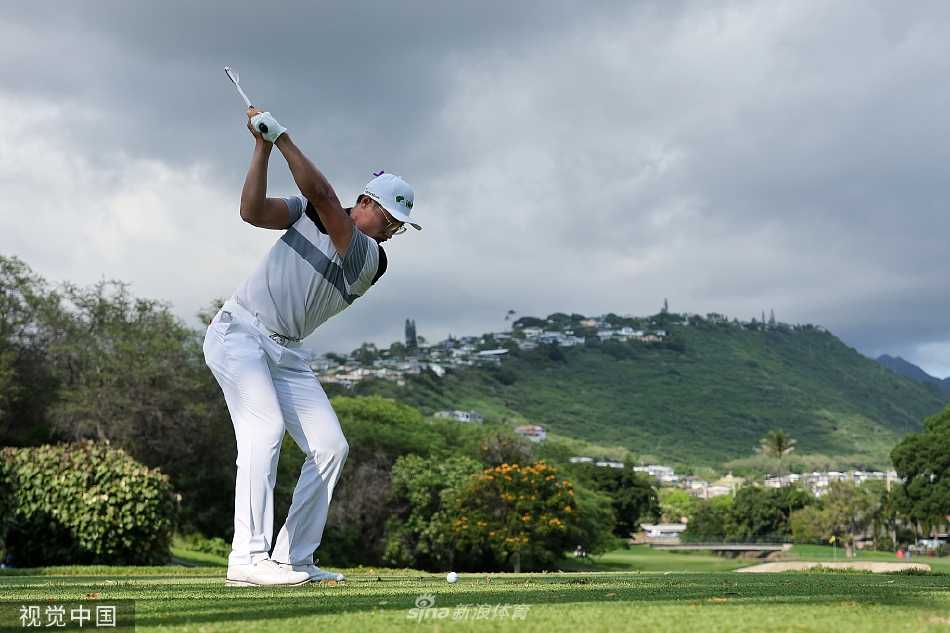 比赛间隙，选手与球童在球道间认真商讨策略，每一杆的选择都关乎最终荣誉