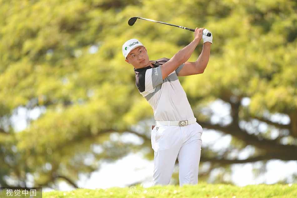 马特·库查尔向热情的支持者挥手致意，标志性的笑容诠释着高尔夫运动的绅士风度