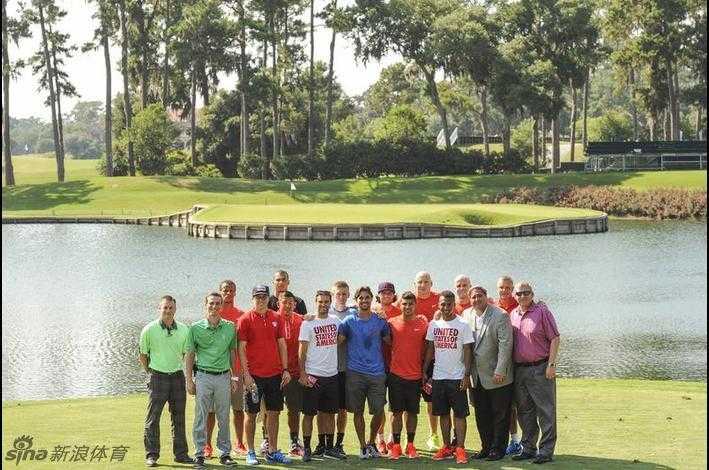 美国国足球员在TPC锯齿草17号洞果岭前集体合影，阳光洒在每个人兴奋的脸上，背后是高尔夫界最具挑战性的水障碍。