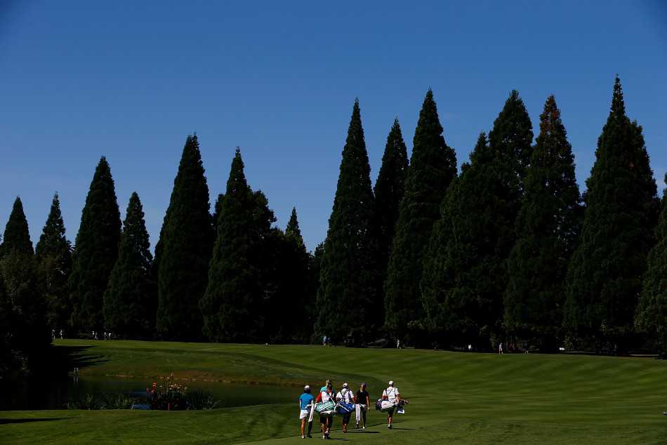 比赛进入白热化阶段，选手们为争夺领先位置展开激烈角逐，空气中弥漫着紧张的竞技气息。