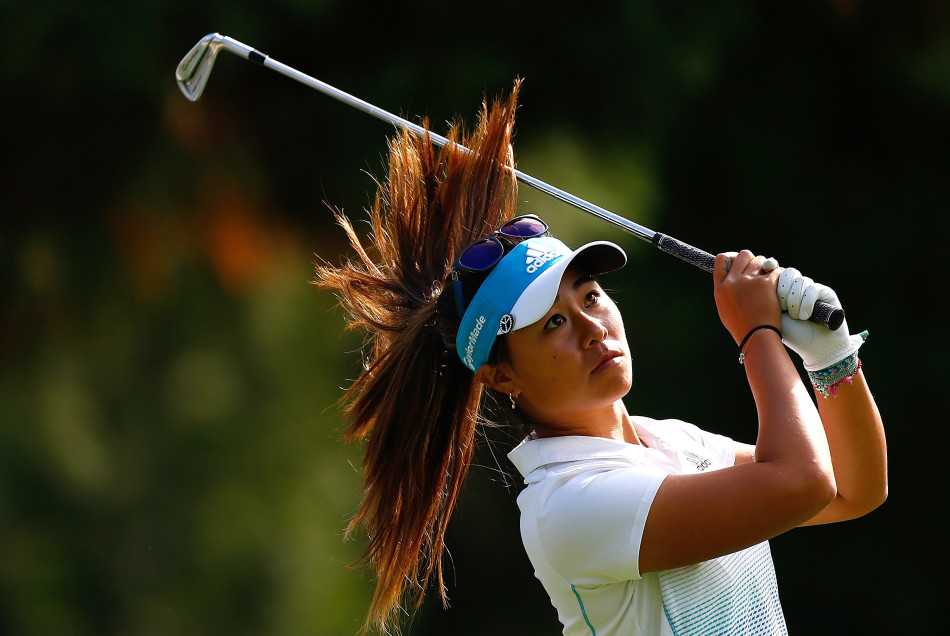 韩国名将崔罗莲挥杆瞬间，身体与球杆形成完美弧线，专注的神情透露出对击球精准的极致追求。