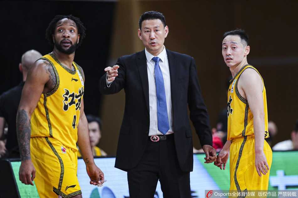 浙江广厦核心后卫孙铭徽与赵岩昊在场边紧急交流，脸上写满了对比赛局势的担忧。