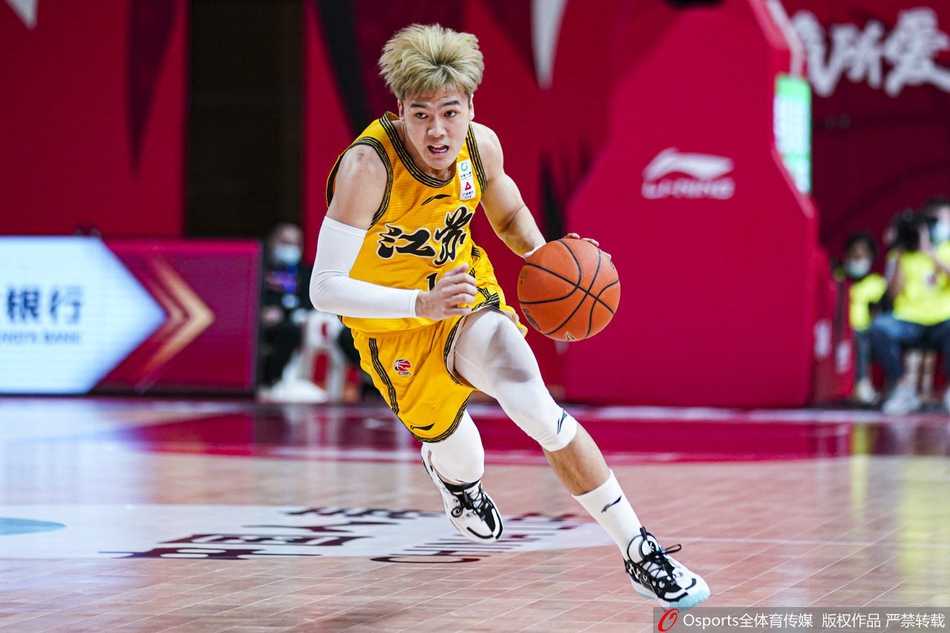 江苏队核心吴冠希在广厦队员胡金秋和李金效的夹击缝隙中强行上篮，展现内线霸气。