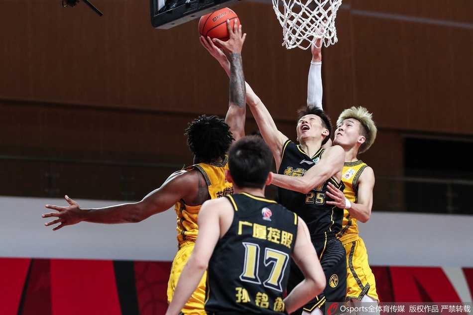 广厦队胡金秋摘下前场篮板后顺势强起打板命中，表情坚毅不服输，全场砍下高分。